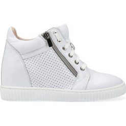 Sneakersy białe na koturnie. Białe sneakersy damskie Arturo Vicci, ze skóry. Za 289,00 zł.