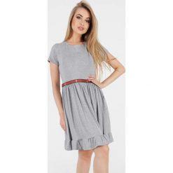 Sukienka w kolorze jasnoszarym. Szare sukienki damskie Bessa, Moonlight, l, bez wzorów, z okrągłym kołnierzem, bez rękawów, mini. W wyprzedaży za 134,95 zł.