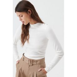 Prążkowana bluzka z guzikami -. Bluzki damskie Sinsay, s, bez wzorów, prążkowane, bez kołnierzyka, bez rękawów. Za 29,99 zł.