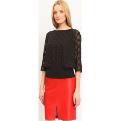 BLUZKA DŁUGI RĘKAW REGLAN, LUŹNA. Czarne bluzki damskie marki Top Secret, z nadrukiem, eleganckie, bez kołnierzyka, z długim rękawem. W wyprzedaży za 69,99 zł.