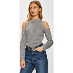 Guess Jeans - Bluzka Piera. Białe bluzki damskie Guess Jeans, s, z aplikacjami, z elastanu, casualowe, bez kołnierzyka, z długim rękawem. W wyprzedaży za 199,90 zł.