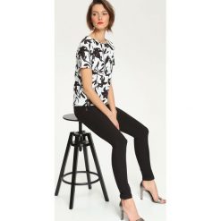 BLUZA NIEROZPINANA DAMSKA. Szare bluzy damskie Top Secret, z krótkim rękawem, krótkie. Za 49,99 zł.
