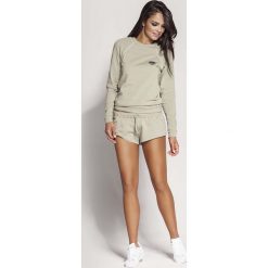 Oliwkowa Nierozpinana Bluza z Biżuteryjnym Akcentem. Zielone bluzy sportowe damskie marki Molly.pl, s, z aplikacjami. W wyprzedaży za 135,91 zł.