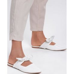 Białe Klapki Elegant Zinnia. Białe klapki damskie Renee, bez wzorów, bez obcasa, na płaskiej podeszwie. Za 39,99 zł.