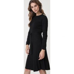 Czarna Sukienka Myuna. Czarne sukienki damskie Born2be, s, bez wzorów, z dzianiny, eleganckie, bez kołnierzyka, bez rękawów, rozkloszowane. Za 139,99 zł.