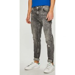 Guess Jeans - Jeansy Charlie. Szare jeansy męskie Guess Jeans, m, z aplikacjami. W wyprzedaży za 299,90 zł.