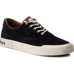 Tenisówki TOMMY HILFIGER - Heritage Suede Sneaker FM0FM00592 Midnight 403. Niebieskie półbuty męskie TOMMY HILFIGER, bez wzorów, z zamszu, eleganckie, bez zapięcia. W wyprzedaży za 229,00 zł.