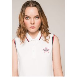 Tommy Jeans - Top. Białe bluzki damskie marki Tommy Jeans, s, z elastanu, casualowe, z krótkim rękawem. W wyprzedaży za 169,90 zł.