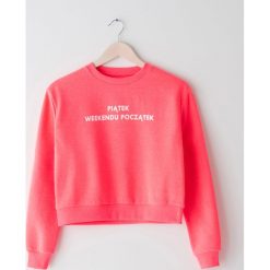 Krótka bluza z napisem - Różowy. Różowe bluzy damskie Sinsay, s, z napisami, z krótkim rękawem, krótkie, bez kaptura. W wyprzedaży za 15,99 zł.