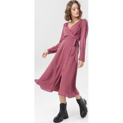Fioletowa Sukienka Lilnara. Fioletowe sukienki damskie Born2be, na lato, s, bez wzorów, bez kołnierzyka, bez rękawów. Za 129,99 zł.