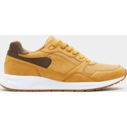 Musztardowe buty sportowe w miejskim stylu. Szare buty sportowe męskie marki Pull&Bear, bez zapięcia. Za 129,00 zł.