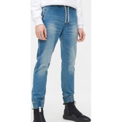 Jeansowe slim joggery - Niebieski. Niebieskie spodnie męskie Cropp, m, z jeansu. Za 119,99 zł.