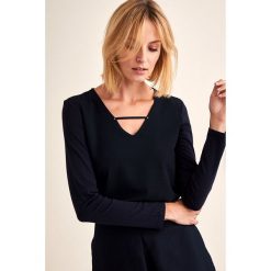 Bluzka w kolorze granatowym. Niebieskie bluzki damskie TATUUM, m, bez wzorów, z bawełny, bez kołnierzyka, bez rękawów. W wyprzedaży za 74,95 zł.
