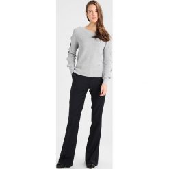 Swetry damskie: Vila VIMYNTANI Sweter light grey melange
