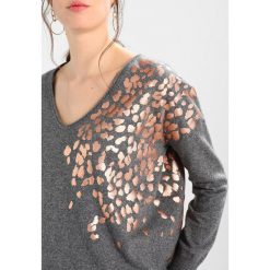 Swetry klasyczne damskie: Mint Velvet LEOPARD PRINT OVERSIZED Sweter granite marl