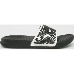 Nike Sportswear - Klapki Benassi. Czarne kapcie męskie Nike Sportswear, z gumy, bez zapięcia. W wyprzedaży za 99,90 zł.