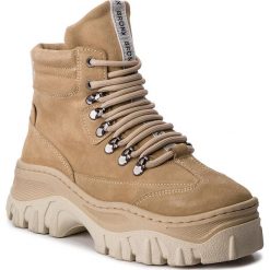 Trapery BRONX - 47174-C BX 1553 Cappuccino 125. Brązowe trapery damskie marki Bronx, ze skóry, bez obcasa, bez zapięcia. W wyprzedaży za 419,00 zł.