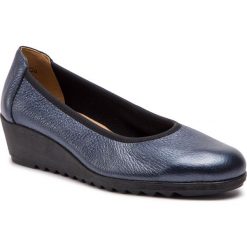 Półbuty CAPRICE - 9-22305-21 Ocean Met.Deer 884. Niebieskie półbuty damskie na koturnie Caprice, z materiału. Za 259,90 zł.
