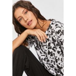Answear Lab - T-shirt. Białe topy damskie Answear Lab, s, bez wzorów, z bawełny, casualowe, z okrągłym kołnierzem. Za 49,90 zł.