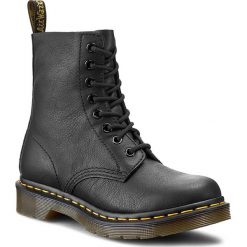 Botki DR. MARTENS - Pascal 13512006 Black. Czarne glany damskie Dr. Martens, na imprezę, ze skóry, bez obcasa, bez zapięcia. W wyprzedaży za 449,00 zł.