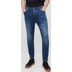 Jeansy carrot slim -. Jeansy męskie Reserved, bez wzorów. Za 129,99 zł.