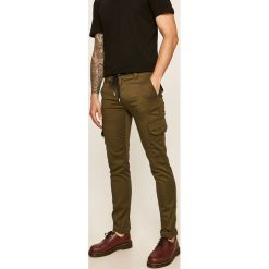 Tom Tailor Denim - Spodnie. Zielone spodnie męskie TOM TAILOR DENIM, bez wzorów, z tkaniny. W wyprzedaży za 159,90 zł.