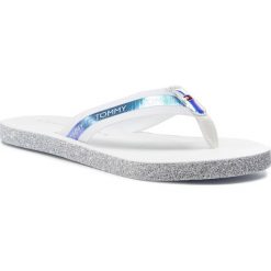 Japonki TOMMY HILFIGER - Flat Beach Sandal Iridescent FW0FW04016 White 100. Białe klapki damskie TOMMY HILFIGER, bez wzorów, ze skóry ekologicznej, bez obcasa. W wyprzedaży za 139,00 zł.