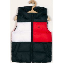 Tommy Hilfiger - Bezrękawnik dziecięcy 104-176 cm. Niebieskie kurtki chłopięce z poliesteru. W wyprzedaży za 299,90 zł.