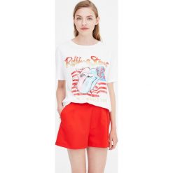 Biała koszulka The Rolling Stones. Białe koszulki damskie Pull&Bear, bez wzorów, bez kołnierzyka, z krótkim rękawem. Za 69,90 zł.