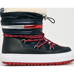 Tommy Jeans - Śniegowce. Niebieskie śniegowce damskie marki Tommy Jeans, z jeansu. W wyprzedaży za 499,90 zł.