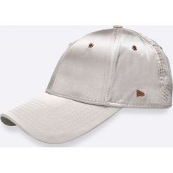 New Era - Czapka. Szare czapki z daszkiem damskie marki New Era, z poliesteru. W wyprzedaży za 119,90 zł.