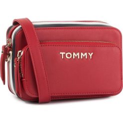 Torebka TOMMY HILFIGER - Th Corporate Camera Bag AW0AW07690 XAF. Czerwone listonoszki damskie TOMMY HILFIGER, na co dzień, bez wzorów, ze skóry ekologicznej, bez dodatków. Za 449,00 zł.