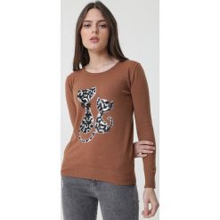 Jasnobrązowy Sweter Bowers. Pomarańczowe swetry damskie Born2be, s, z aplikacjami, klasyczne, z długim rękawem, długie, bez kaptura. Za 89,99 zł.