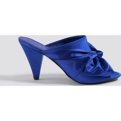 NA-KD Shoes Klapki mule z kokardą - Blue. Niebieskie klapki damskie NA-KD Shoes, bez wzorów, na wysokim obcasie, na obcasie. W wyprzedaży za 48,78 zł.