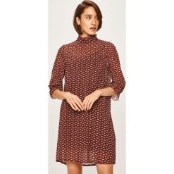 Answear - Sukienka. Brązowe sukienki damskie ANSWEAR, na co dzień, s, bez wzorów, z poliesteru, casualowe, ze stójką, bez rękawów, mini, proste. W wyprzedaży za 69,90 zł.