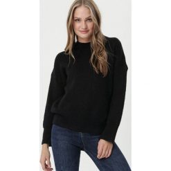 Czarny Sweter Dromana. Czarne swetry damskie Born2be, na zimę, bez wzorów, z dzianiny, bez rękawów, bez kaptura. Za 79,99 zł.