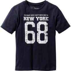 T-shirt z nadrukiem w stylu "college" bonprix ciemnoniebieski. Niebieskie koszule chłopięce bonprix, z nadrukiem, sportowe, bez kołnierzyka, bez rękawów. Za 29,99 zł.