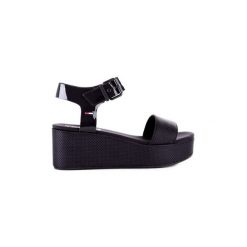 Sandały Tommy Hilfiger EN00561. Niebieskie sandały damskie TOMMY HILFIGER, bez wzorów, bez obcasa, bez zapięcia. Za 357,29 zł.