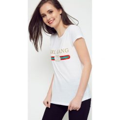 Bluzka Girl Gang biała. Białe bluzki dziewczęce bawełniane Yups, z nadrukiem, z okrągłym kołnierzem, z krótkim rękawem. Za 12,99 zł.