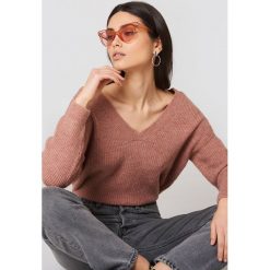 NA-KD Sweter z dekoltem V - Pink. Różowe swetry klasyczne damskie marki NA-KD, z dzianiny. W wyprzedaży za 113,37 zł.