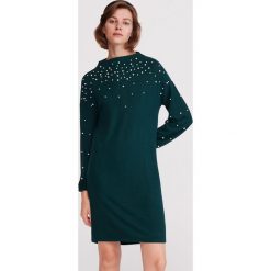 Dzianinowa sukienka z perełkami - Khaki. Brązowe sukienki damskie Reserved, s, bez wzorów, z dzianiny, bez kołnierzyka, bez rękawów. Za 119,99 zł.
