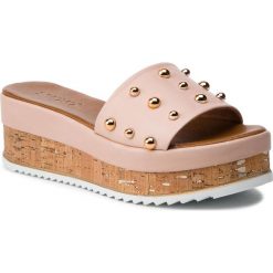 Klapki INUOVO - 126007 Blush. Różowe klapki damskie Inuovo, bez wzorów, ze skóry, bez obcasa, na koturnie. W wyprzedaży za 189,00 zł.
