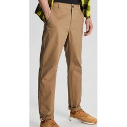 Spodnie slim basic - Beżowy. Brązowe spodnie męskie Cropp, m, bez wzorów. Za 89,99 zł.