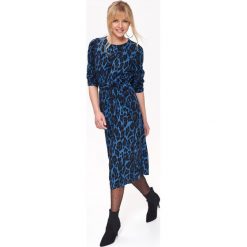 SUKIENKA DAMSKA WE WZORY. Niebieskie sukienki damskie marki Top Secret, na lato, bez wzorów, z tkaniny, eleganckie, z okrągłym kołnierzem, bez rękawów. Za 149,99 zł.