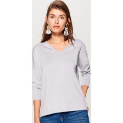 Swetry oversize damskie: Brokatowy sweter oversize – Jasny szar