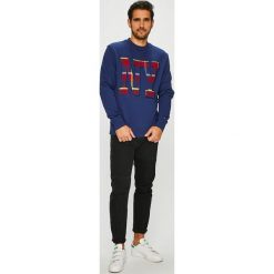 Tommy Hilfiger - Bluza. Niebieskie bluzy męskie xl, z nadrukiem, z bawełny, z okrągłym kołnierzem. W wyprzedaży za 319,90 zł.
