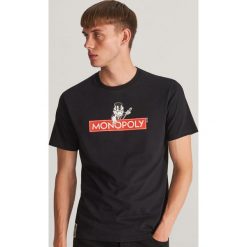T-shirt z nadrukiem Monopoly - Czarny. Czarne t-shirty męskie Reserved, s, z nadrukiem, bez kołnierzyka. Za 49,99 zł.
