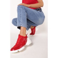 Czerwone Sneakersy Bathaphaura. Czerwone sneakersy damskie Born2be. W wyprzedaży za 89,99 zł.