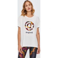 Desigual Sport - T-shirt. Białe topy damskie Desigual Sport, s, z nadrukiem, z bawełny, z krótkim rękawem. Za 199,90 zł.