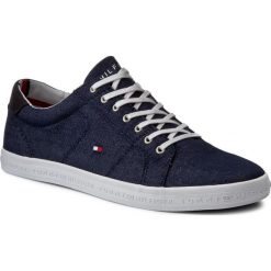 Tenisówki TOMMY HILFIGER - Howell 1F FM0FM00473 Midnight 403. Niebieskie półbuty męskie TOMMY HILFIGER, bez wzorów, z gumy, eleganckie, bez zapięcia. W wyprzedaży za 169,00 zł.